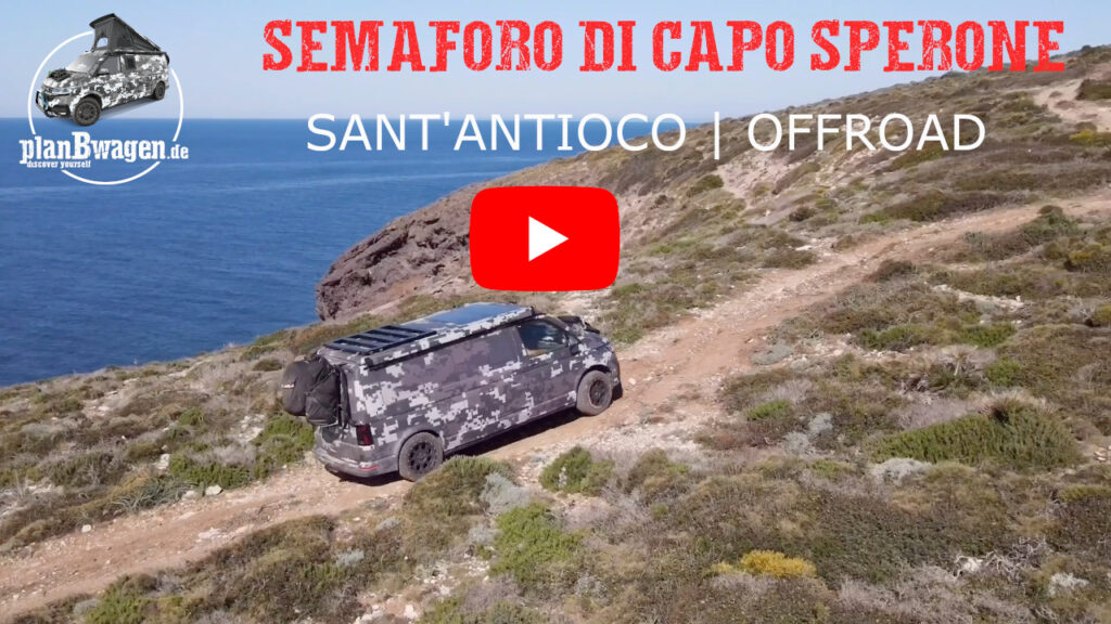 Fuoristrada | Semaforo di Capo Sperone | Costa ripida ed ex faro nel sud-ovest della Sardegna