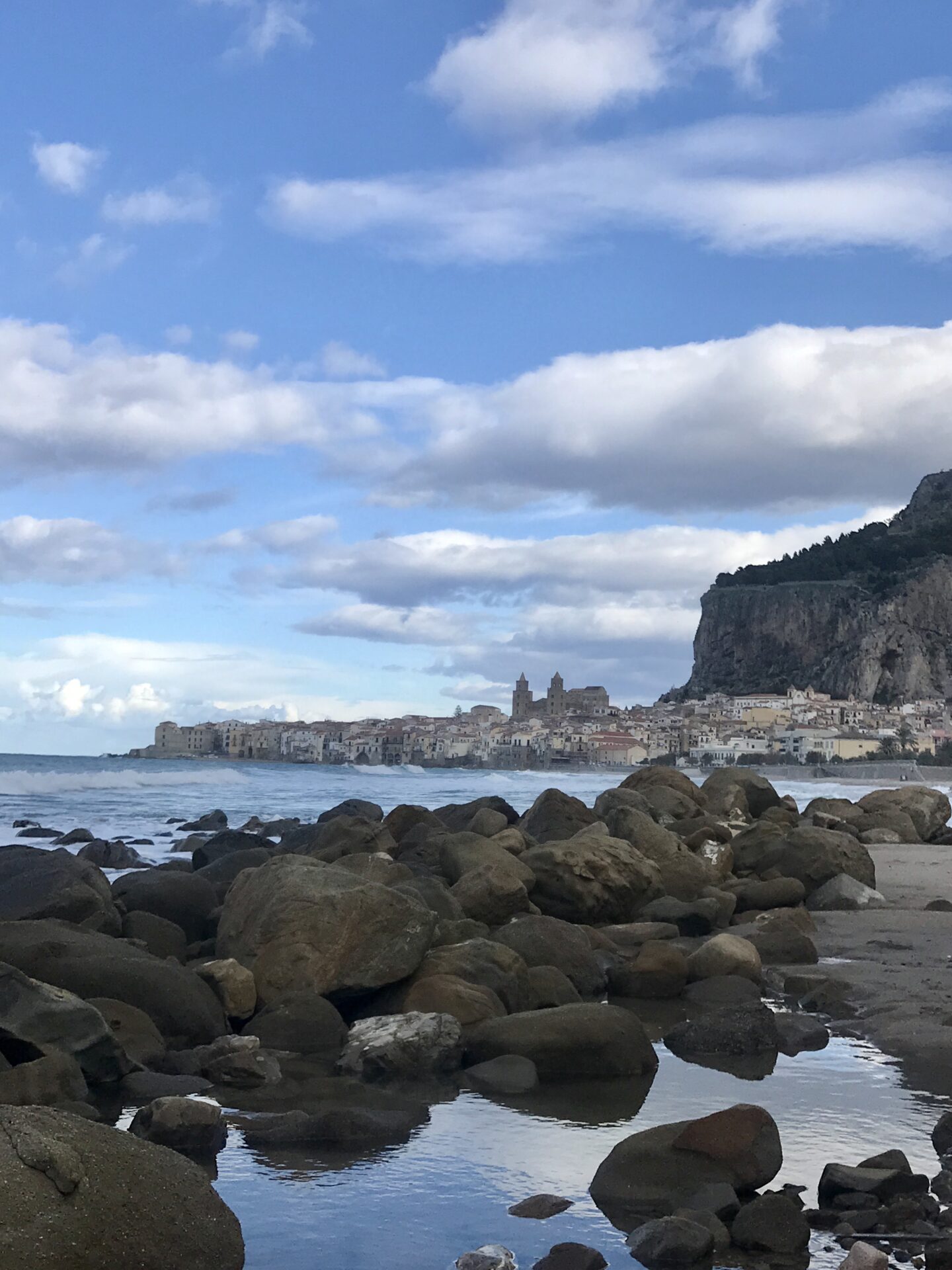 Blick über das Meer auf Cefalù