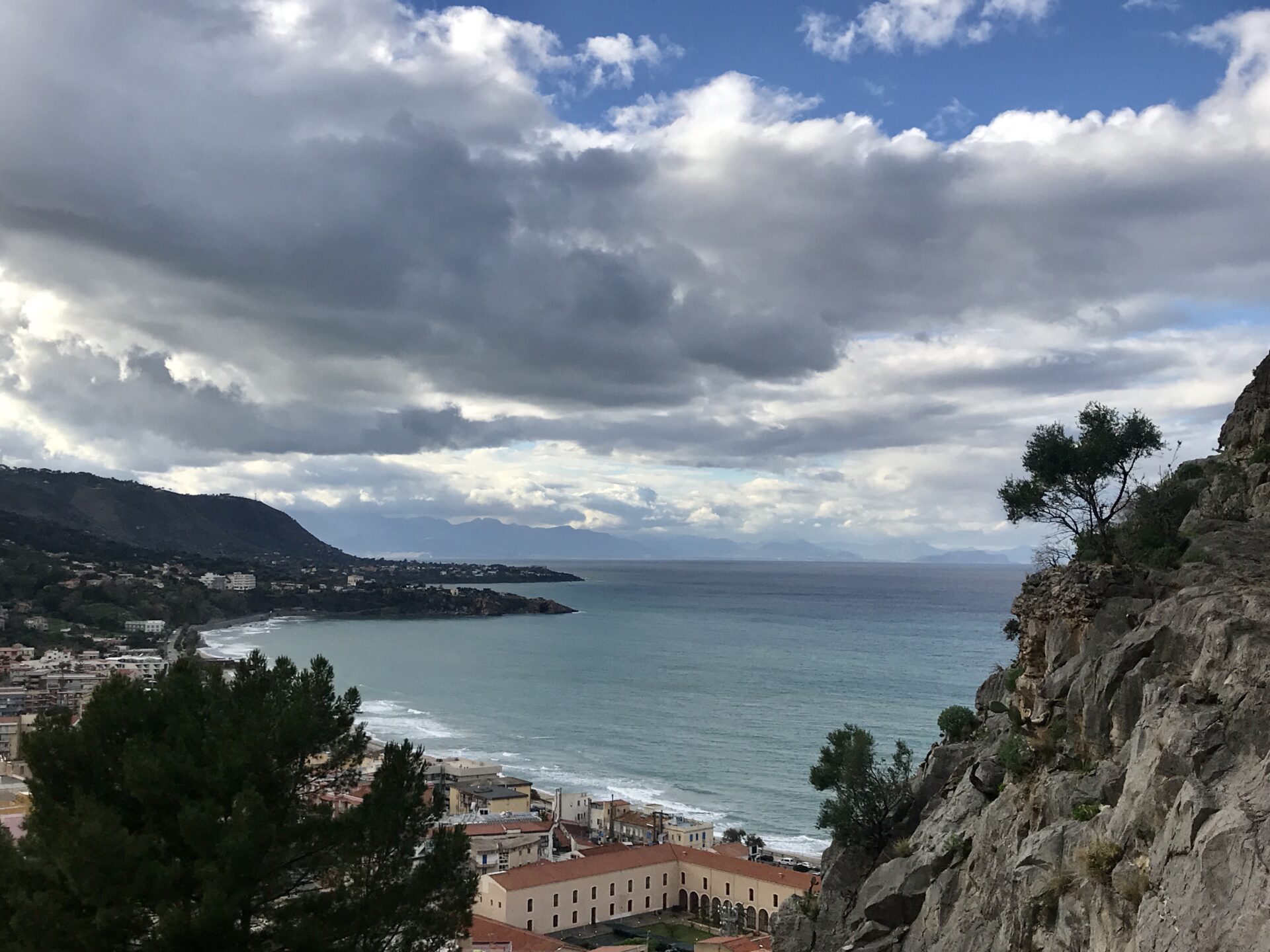 Blick vom La Rocca auf Cefalù