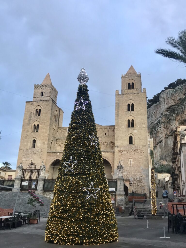 Weihnachtsbaum vor der Kathedrale von Cefalù