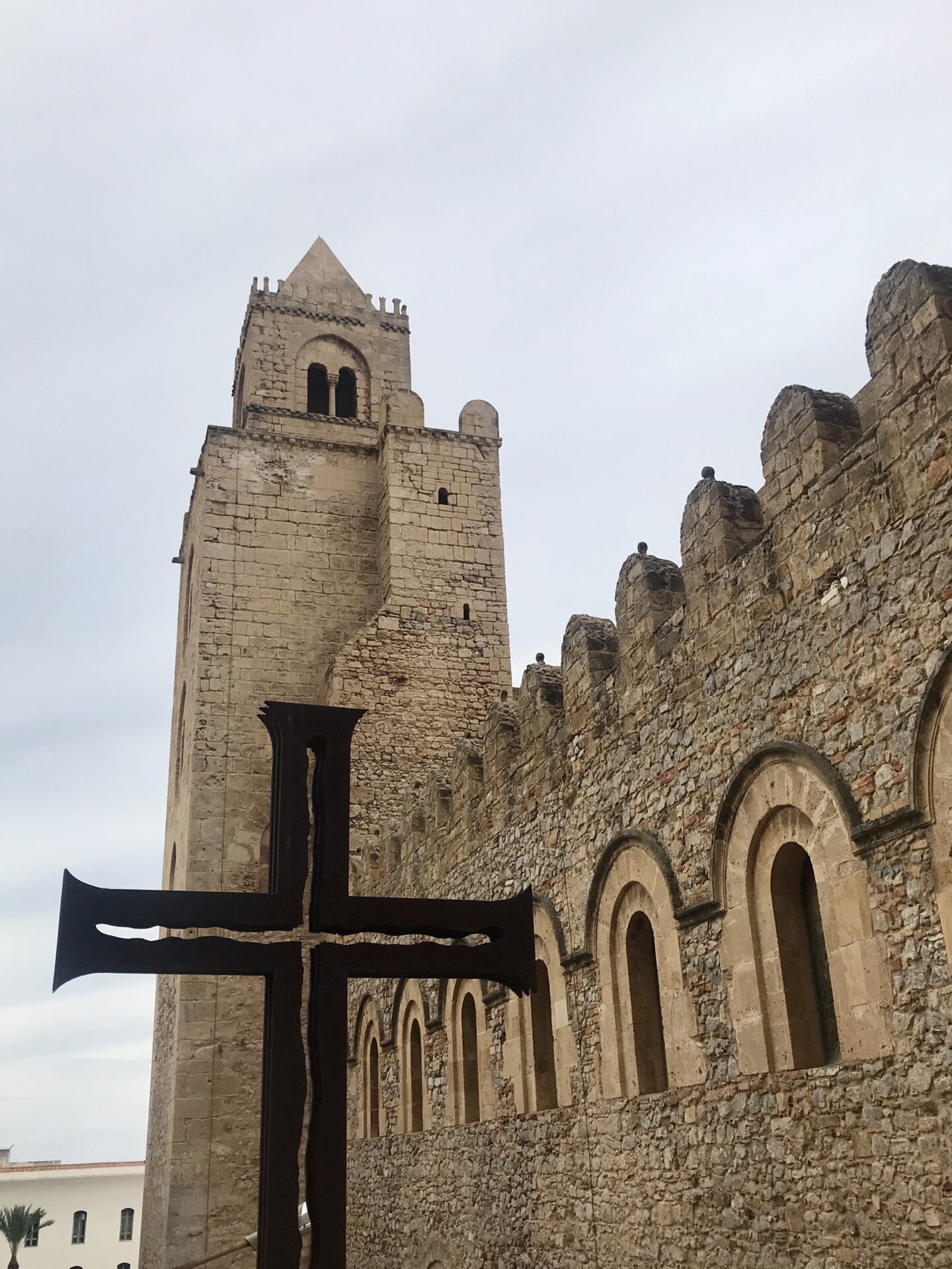 Kreuz vor der Kathedrale von Cefalù