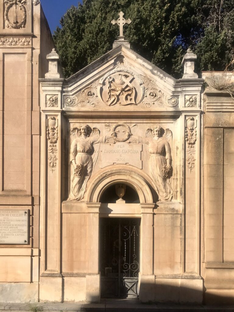 Mausoleum auf dem Friedhof in Cefalù / Sizilien