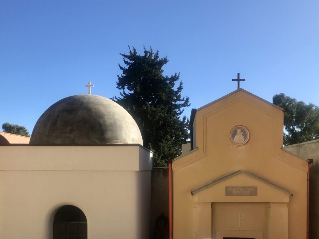 Neue Gräber auf dem Friedhof Cefalù / Sizilien