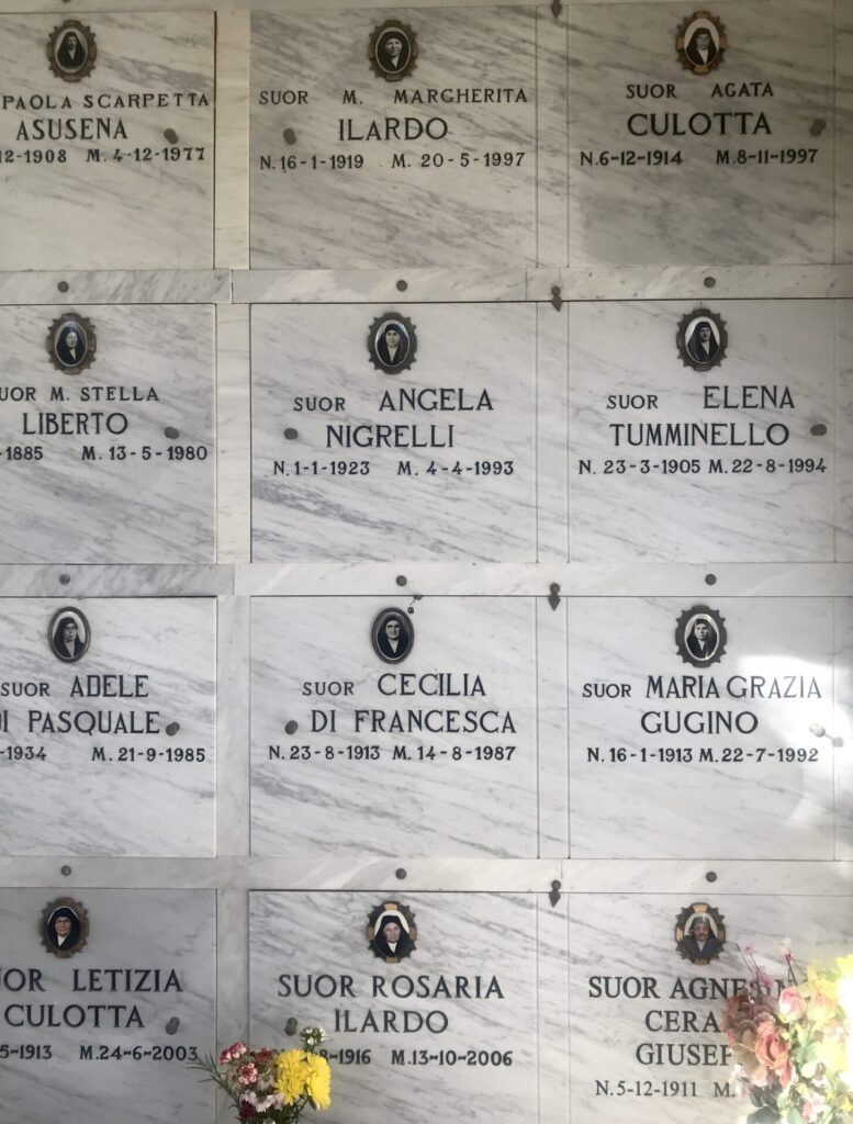 Grabplatte auf dem Friedhof in Cefalù / Sizilien