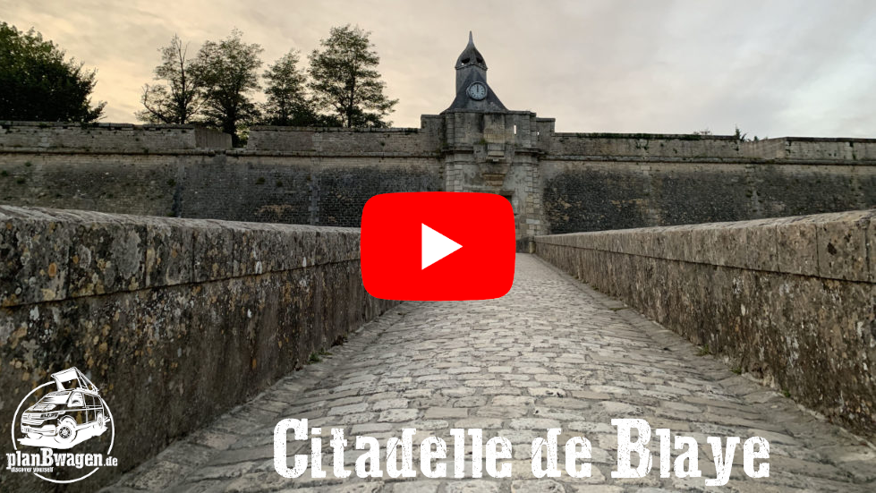 Drohnenaufnahme der Zitadelle de Blaye - Zitadelle von Blaye - östliches Ufer der Gironde nahe Bordeaux