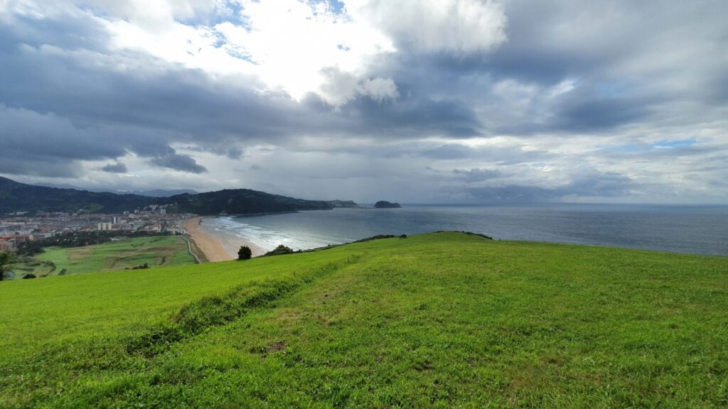 Blick vom Campingplatz Zarautz auf das Meer