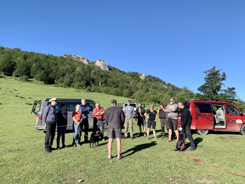 Morgendliches Briefing im Geiercamp in den Pyrenäen