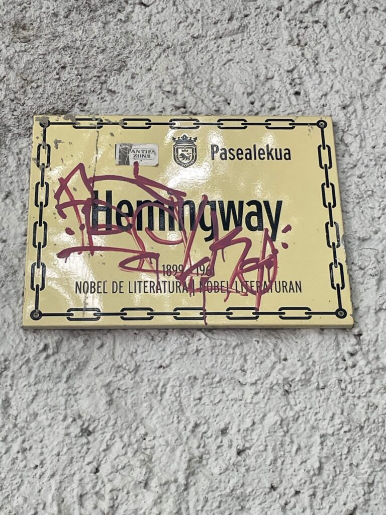 Ernest Hemingway Gedenktafel in Pamplona