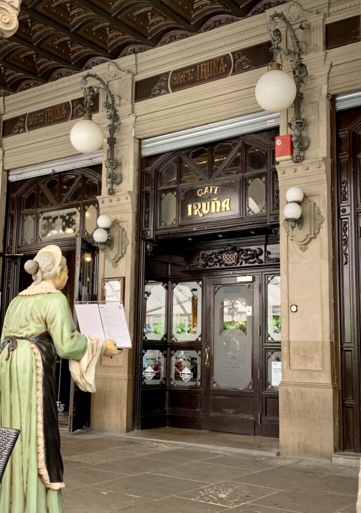 Pamplona - Eingang des Cafe Iruña