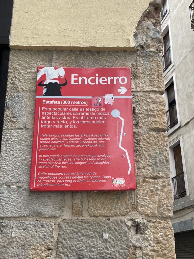 Hinweisschild Fiesta Sanfermines in Pamplona