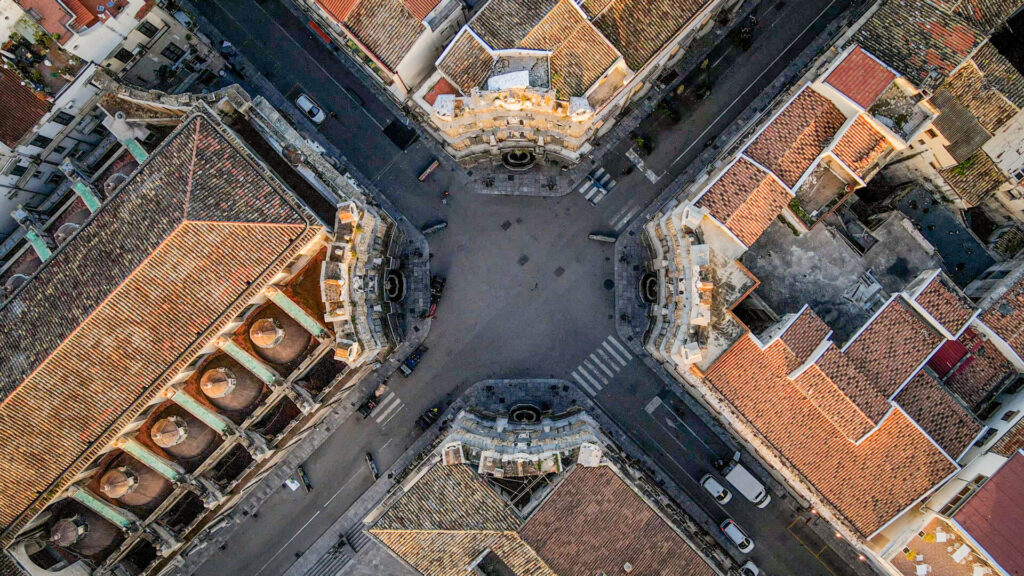 Casco antiguo de Palermo: La intersección de los dos ejes de tráfico Corso Vittorio Emanuele y Via Maqueda forma los Quattro Canti, o cuatro esquinas.