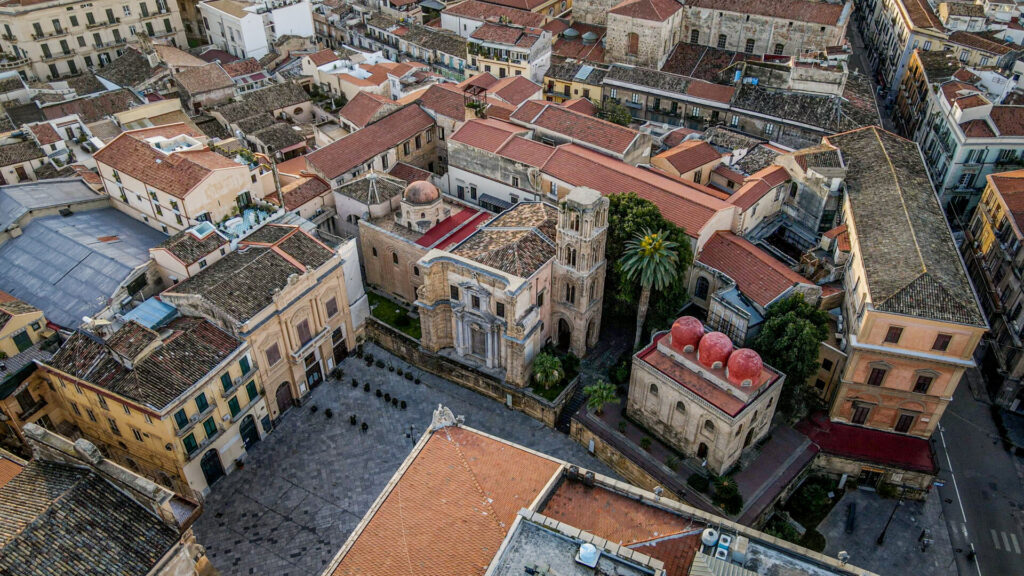 パレルモ旧市街：サン・カタルド教会（Chiesa di San Cataldo）とサンタ・マリア・デッラ・アンミラリオ教会（Santa Maria dell'Ammiraglio）。