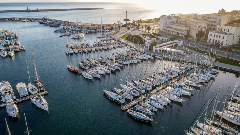 Palermo Yachthafen: La Cala, übersetzt „kleine Bucht“, ist der älteste Teil des Hafens von Palermo.