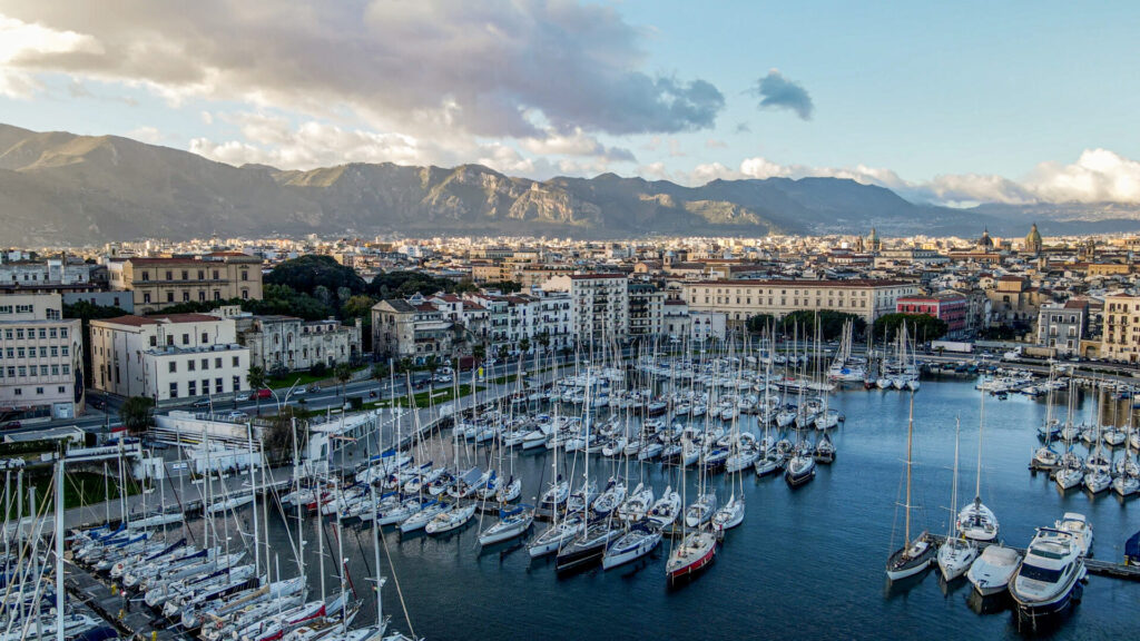 Palermo Marina: La Cala, tradotta come "piccola baia", è la parte più antica del porto di Palermo.