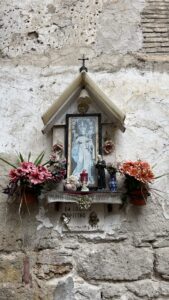 Figura de la Virgen María en el Ballaro