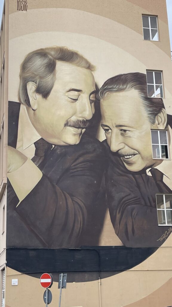 Murale del giudice italiano assassinato e cacciatore di mafiosi Giovanni Falcone e Paolo Borsellino in conversazione da