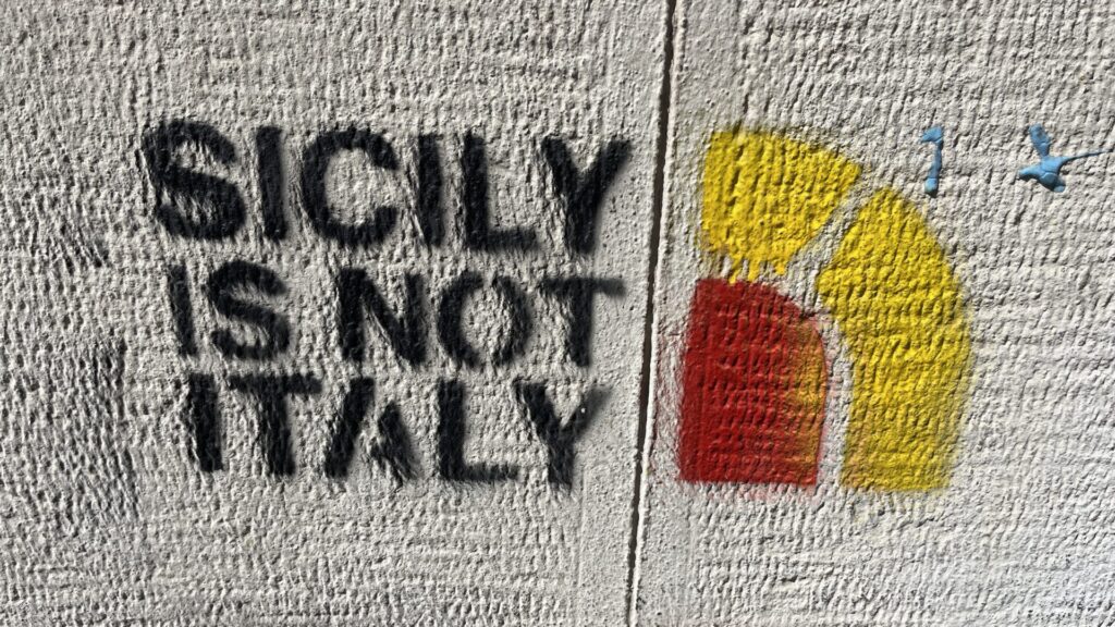 "Sicilia no es Italia", arte callejero de Palermo, en el Ballaro