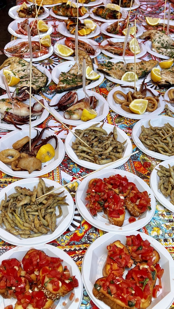 Comida callejera en Palermo: pequeños platos en el Ballarò