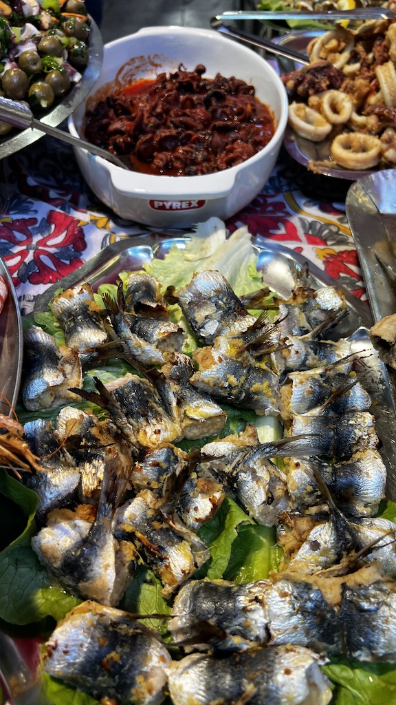 Comida callejera en Palermo: rollitos de pescado en el Ballarò
