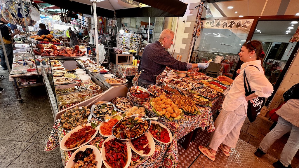 Degustación de comida callejera en el Ballarò