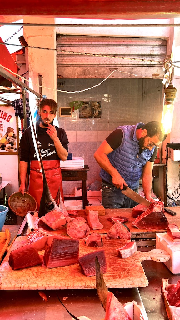 Street Food: Fischhändler raucht am Ballarò